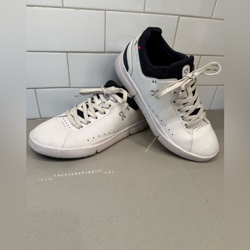 On Cloud - The Roger - White and Navy Sneakers